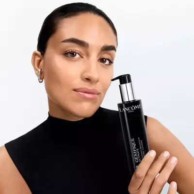 Modelo sosteniendo Genifique Ultimate Cleanser