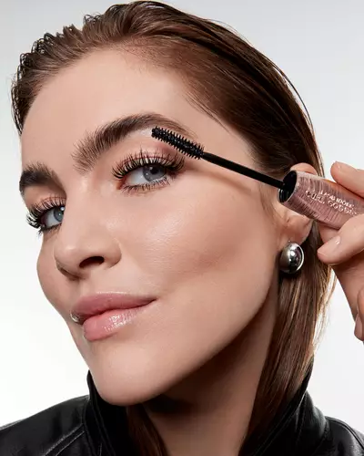 Modelo con imagen de mascara de pestanas