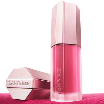 Primer plano del embalaje del producto Lancome Lip Idole Cuddleblur en oro rosa y rosa.
