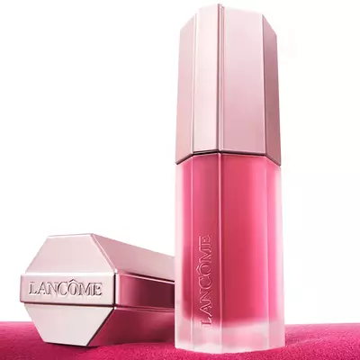 Primer plano del embalaje del producto Lancome Lip Idole Cuddleblur en oro rosa y rosa.