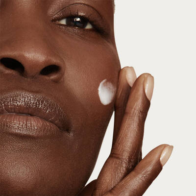 Plano aproximado del modelo aplicando la crema Nutrix