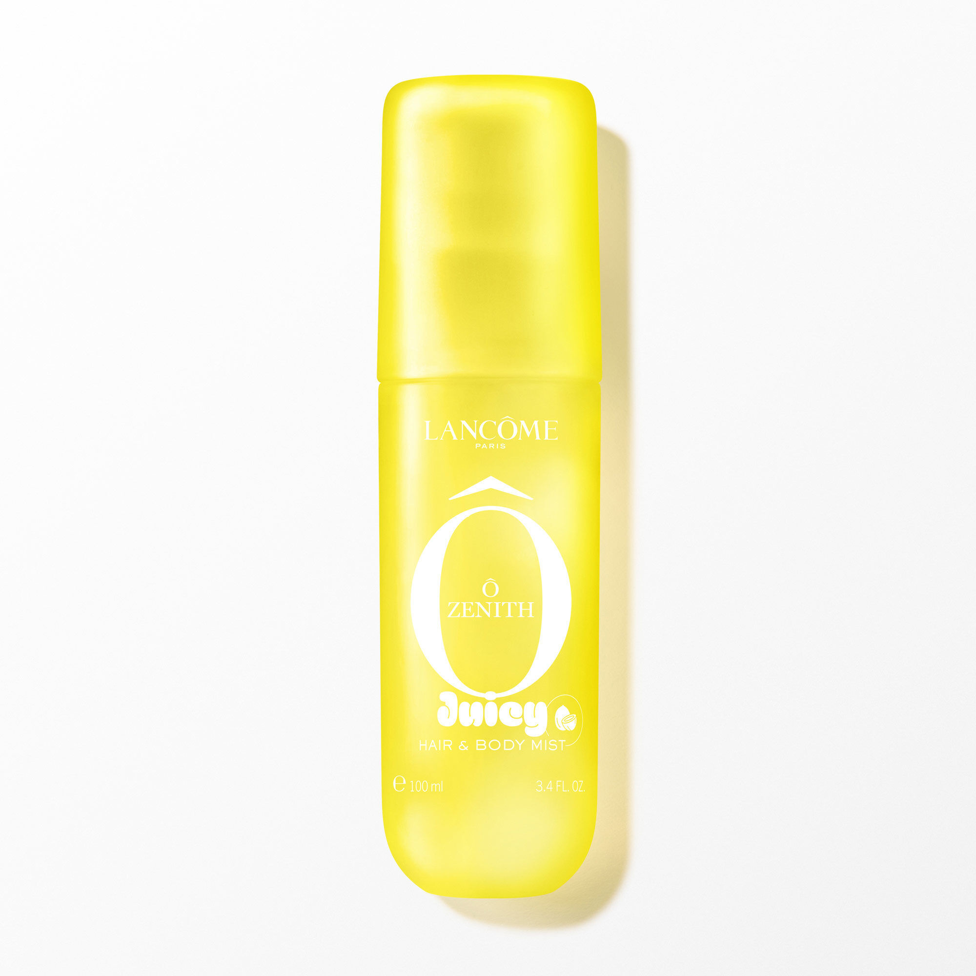 Un pulverizador transparente amarillo con acabado suave al tacto, que contiene un liquido transparente, con texto blanco en la parte frontal. La botella esta situada verticalmente en el centro, proyectando una sombra sutil sobre el fondo blanco. La imagen esta iluminada de frente, con una iluminacion artificial suave y uniforme.