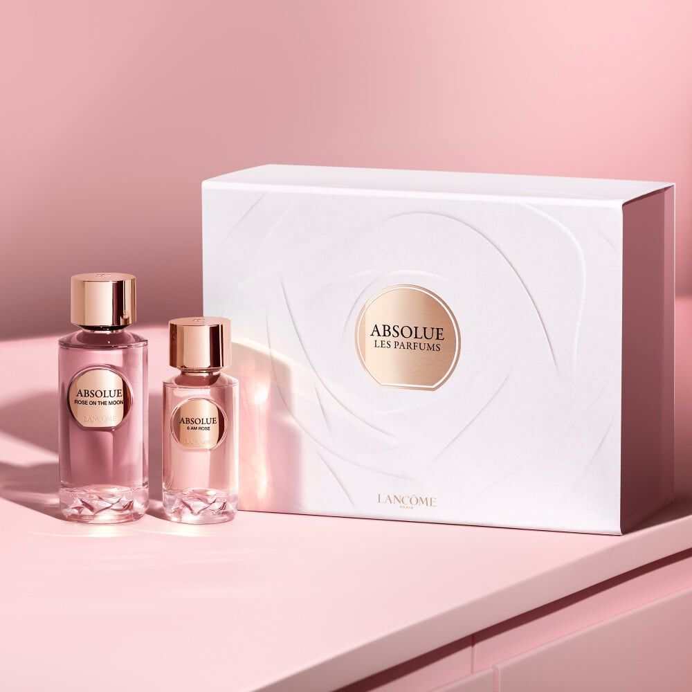 Imagen de la coleccion Absolue Les Parfums junto a su estuche justo al lado de la caja de la coleccion Absolue