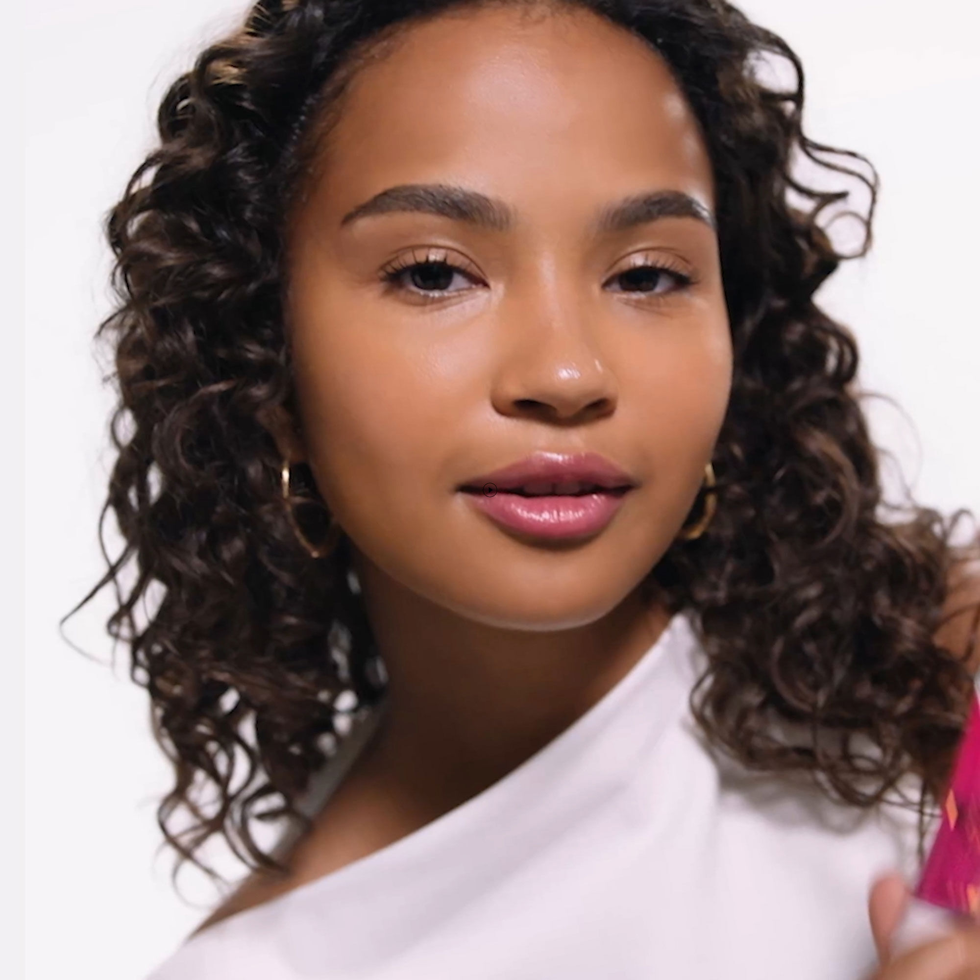 Tutorial de aplicacion con una modelo con pelo rizado.