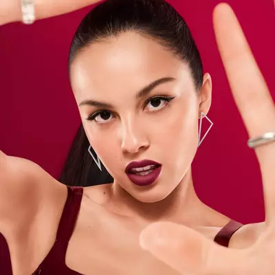 Olivia Rodrigo con L'Absolu Rouge Drama Matte