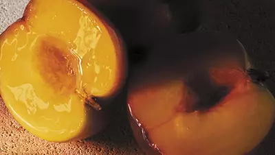 UN MELOCOTON BRILLANTE Y JUGOSO