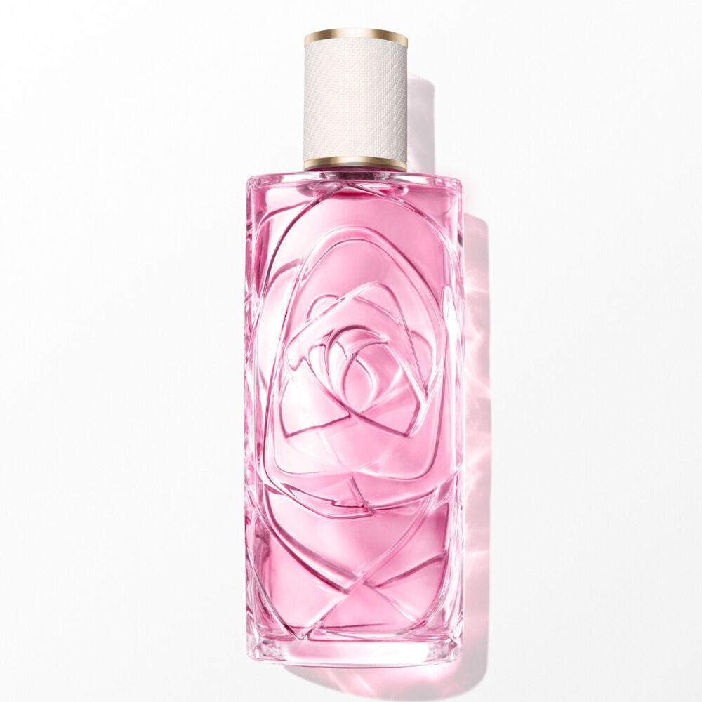 Un frasco de perfume de cristal transparente con liquido rosa claro, diseno texturizado y tapa blanca y dorada. Centrada verticalmente sobre un fondo blanco con una luz frontal suave y brillante y una sombra sutil.