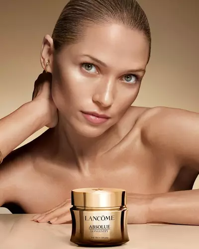 Modelo con Absolue Longevity Rich Cream expuesta.
