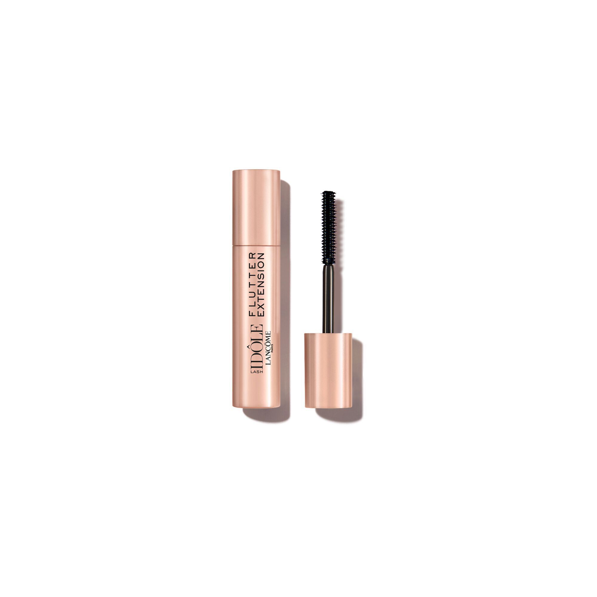 La mascara de Extension Lancome Idole Flutter de oro rosado con su cepillo aplicador al lado