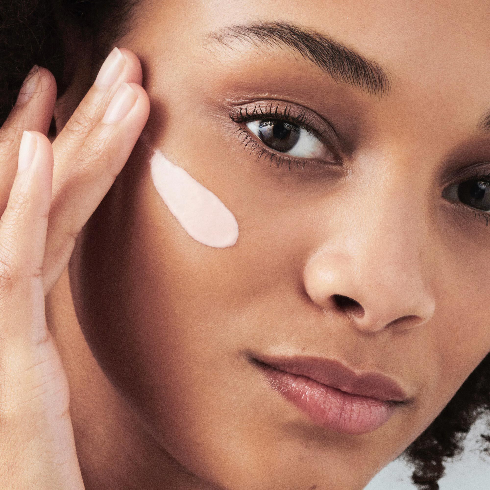 PRIMING SERUM, PRE-BASE CON SERUM HIDRANTANTE HASTA 24H COMPACTA Y RECARGABLE