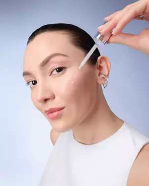 Visual de aplicacion del serum Genifique