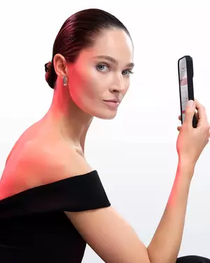 Imagen de belleza Lancome, una chica sosteniendo un telefono