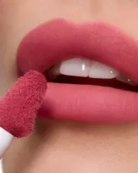 El abrazo difuso de Lip Idole sobre tus labios.