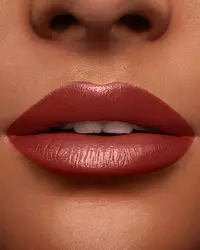 Barra de labios Rouge sobre los labios