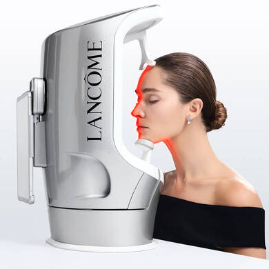 o persoana care isi realizeaza analiza pielii cu skin screen