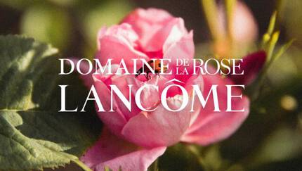 Texto alternativo: "Rosa en primer plano con el logo de Lancome y el texto 'Domaine de la Rose'".