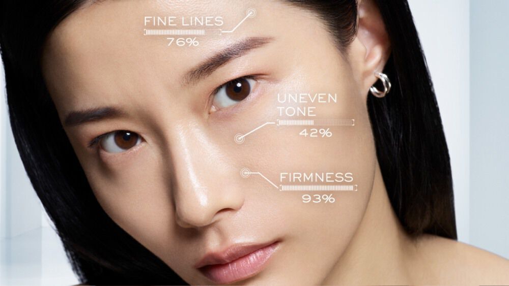 Una mujer con aspecto saludable que muestra estadisticas sobre su piel: 76% de lineas finas, 42% de tono desigual y 93% de firmeza.