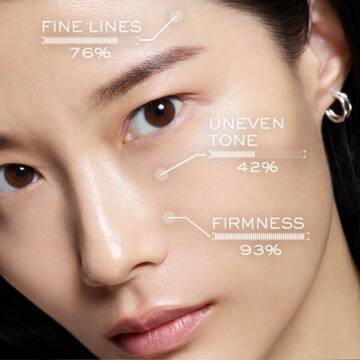 Una mujer con aspecto saludable que muestra estadisticas sobre su piel: 76% de lineas finas, 42% de tono desigual y 93% de firmeza.