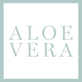 Texto en letras grandes que dice "ALOE VERA" sobre un fondo blanco con un marco de color claro.