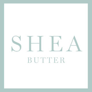 Texto en un fondo blanco que dice "SHEA BUTTER" en letras grandes y en color verde claro.