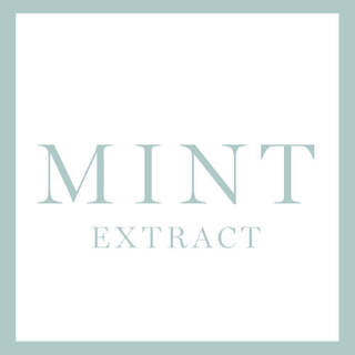 Texto en mint claro que dice "MINT" con la palabra "EXTRACT" debajo, sobre un fondo blanco.