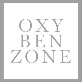 Texto en gris que dice "OXYBENZONE" dentro de un cuadro blanco.