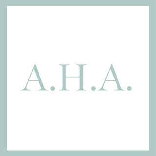 Texto en color verde claro que dice "A.H.A." sobre un fondo blanco.