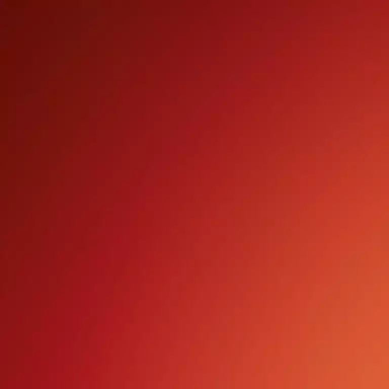 Tres labiales rojos con acabado brillante, destacados frente a un fondo en tonos naranja y rojo.