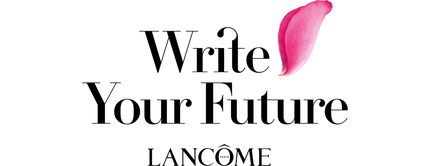 Texto en alt para la imagen: "Eslogan de Lancome que dice 'Escribe tu futuro' con un petalo de rosa en la parte superior."