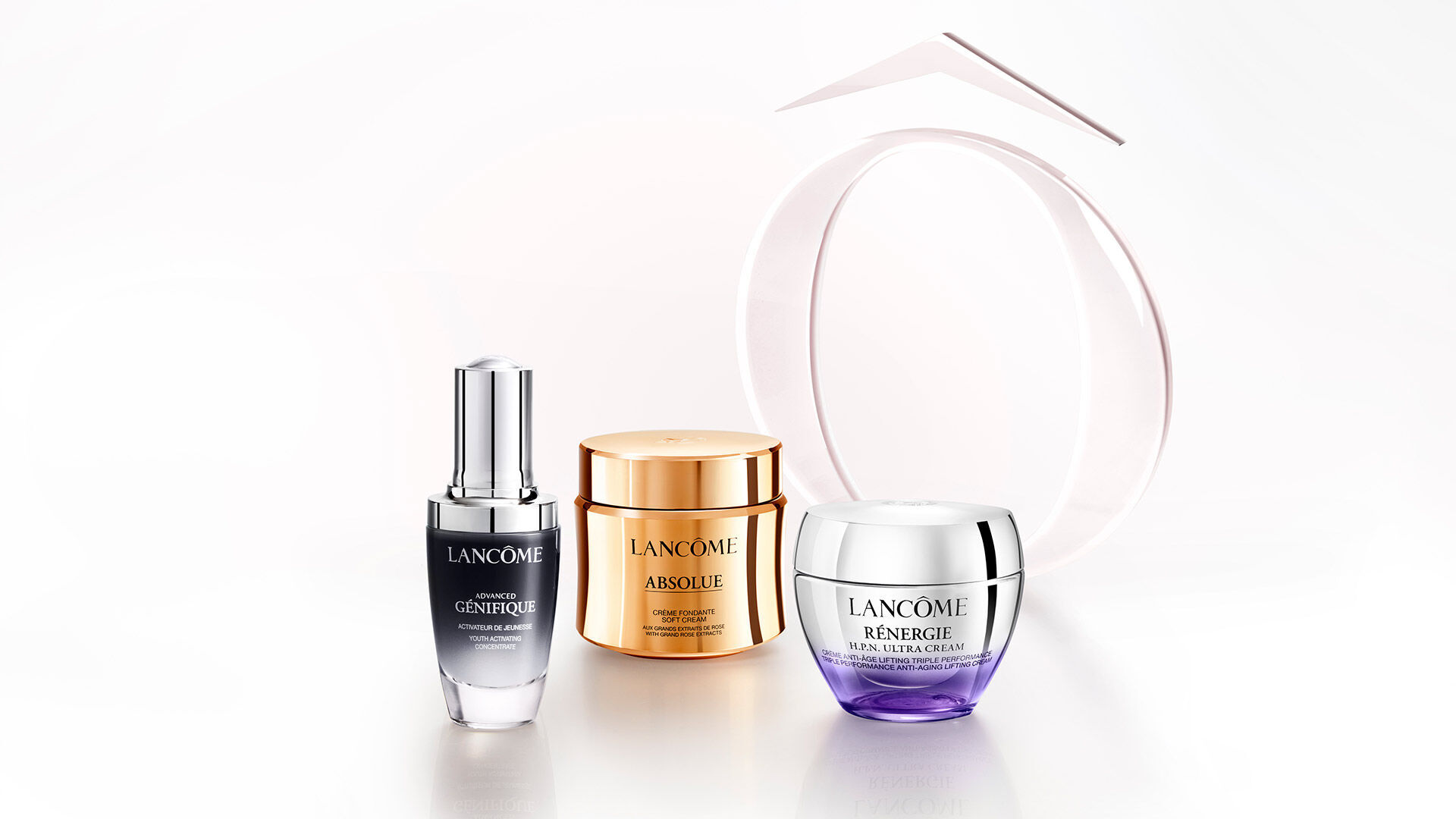 Tres frascos de productos de cuidado de la piel de Lancome, incluidos serums y cremas, sobre un fondo blanco minimalista.