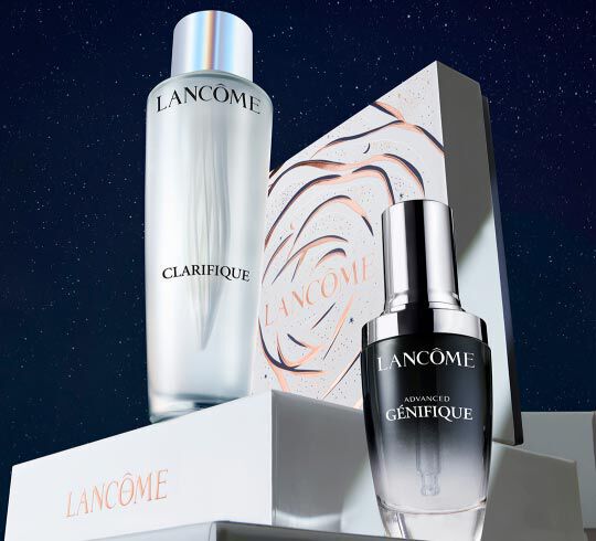 Imagen que muestra dos productos de belleza de la marca Lancome: un tonico llamado "Clarifique" y un suero "Advanced Genifique", presentados sobre una base elegante y decorativa.