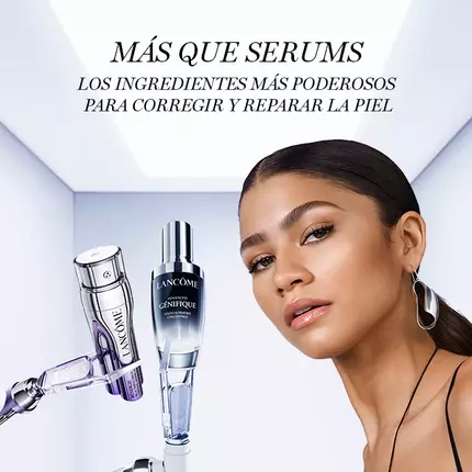 Mujer con piel radiante, junto a frascos de sueros, promocionando ingredientes para corregir y reparar la piel.