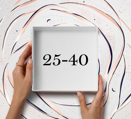 Una mano sostiene una caja blanca en un fondo decorativo con un patron de remolinos en tonos claros y oscuros, mostrando el numero "25-40" en negrita.