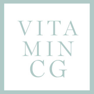 Texto en color menta que dice "VITAMIN CG" sobre un fondo blanco.