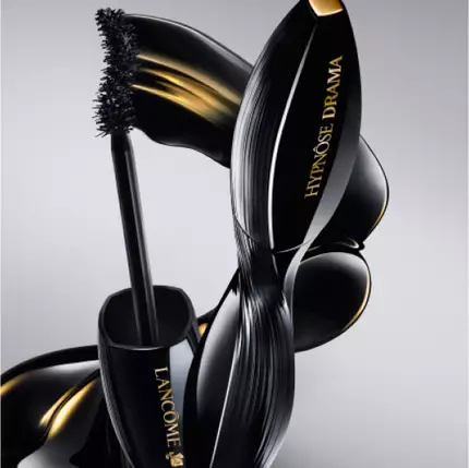Imagen de un envase de rimel "Hypnose Drama" de Lancome, con un cepillo de aplicacion, todo en un fondo gris suave.