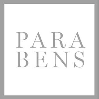 Texto en el logo que dice "PARABENS" en letras mayusculas y con un diseno elegante. Fondo blanco con un marco gris.