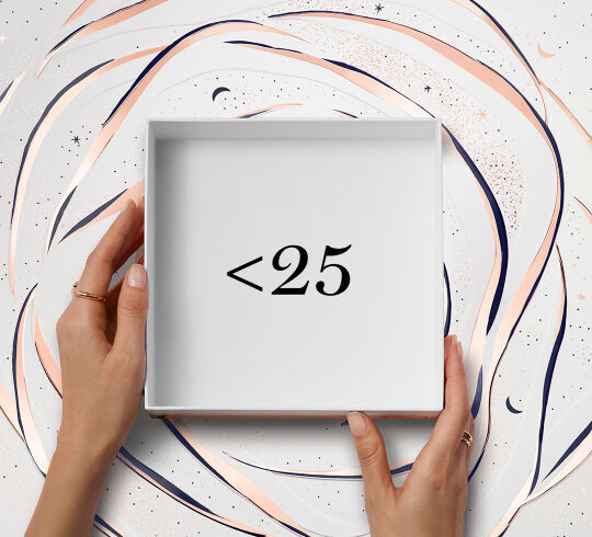 Manos sosteniendo una caja blanca con la inscripcion "<25" sobre un fondo de diseno abstracto en tonos suaves.