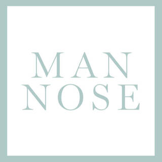 Texto en la imagen que dice "MAN NOSE" en letras grandes y estilizadas sobre un fondo blanco.