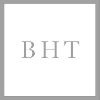 Texto alternativo: Logo con las letras "BHT" en un fondo blanco.