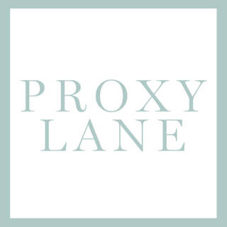 Texto en la imagen que dice "PROXY LANE" en letras grandes y en un color suave sobre un fondo blanco.