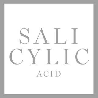 Texto alternativo: "Texto en un fondo blanco que dice 'SALICYLIC ACID' en letras grandes y grises."
