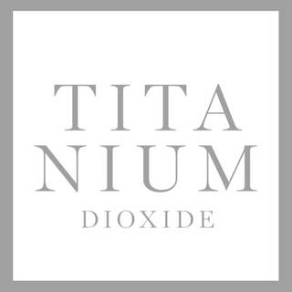 Texto alternativo: Logo con las palabras "TITANIUM" y "DIOXIDE" en letras grandes y gris claro sobre un fondo blanco.
