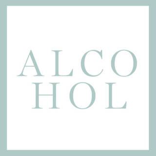 Texto en letras grandes que dice "ALCOHOL" en un fondo blanco con un marco cuadrado.
