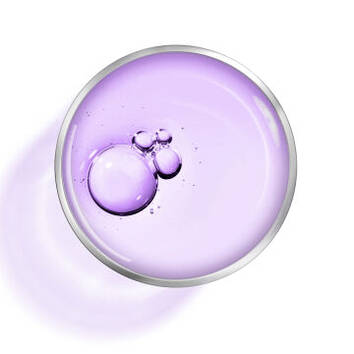 Esfera de gel de color purpura con burbujas, sobre un fondo blanco. Representa un producto de cuidado de la piel.