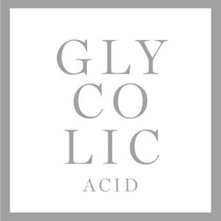 Texto en un fondo blanco que dice "GLYCOLIC ACID" en letras grandes y grises.