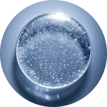 Burbujeas de aire en un liquido transparente dentro de un recipiente circular con fondo azul.