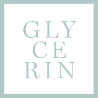 Texto en letras grandes que dice "GLICERINA" sobre un fondo blanco con un marco suave.