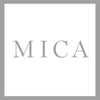 Texto alternativo: Logotipo de MICA en letras mayusculas grises sobre un fondo blanco.