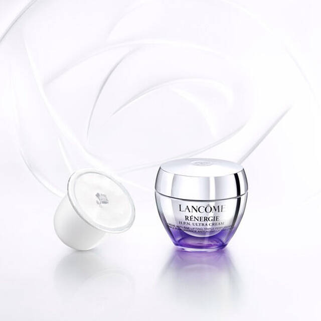 Frasco de crema hidratante Renergie de Lancome con tapa plateada y fondo blanco.