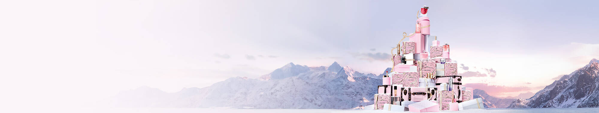 Una modelo posa frente a la piramide del Louvre, rodeada de cajas de regalo, con un fondo de noche estrellada.